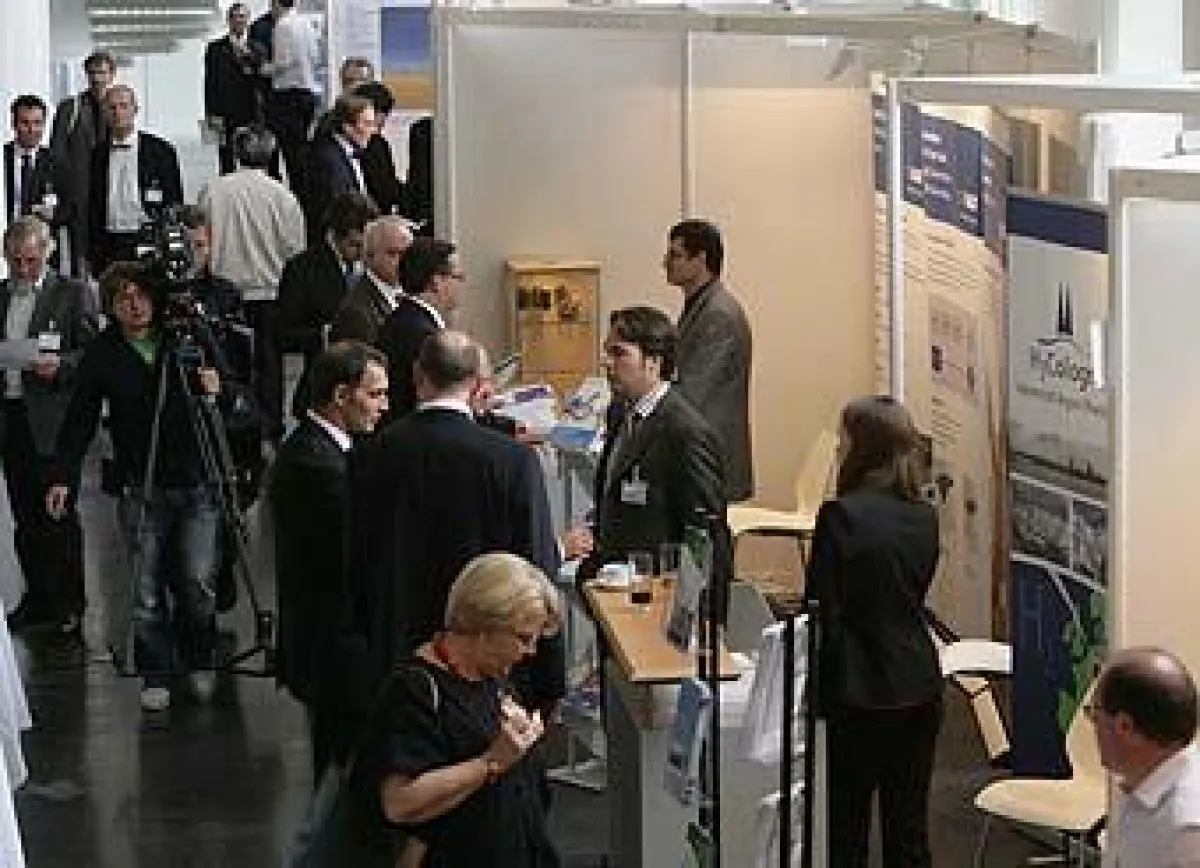 Auch 2009 buchten zahlreiche traditionelle und einige neue „f-cell“-Teilnehmer Stände auf der Messe. Einige wenige freie Flächen sind noch zu haben. Foto: Peter Sauber Agentur / Fabry