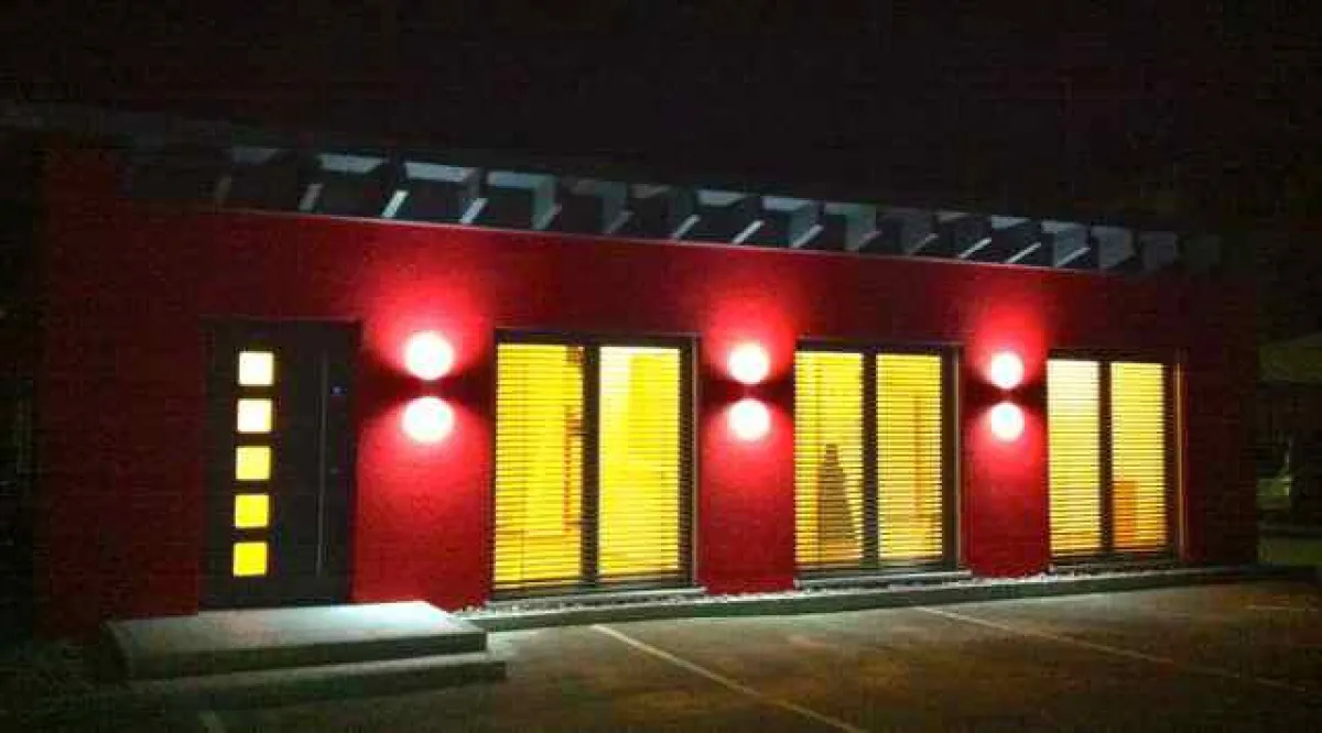 Musterbox von TALBAU-Haus bei Nacht