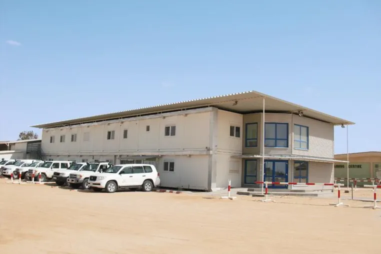 Bild: Der Modulbauspezialist Heinkel Modulbau aus Blaubeuren liefert ein Bürogebäude in die Wüste Libyens