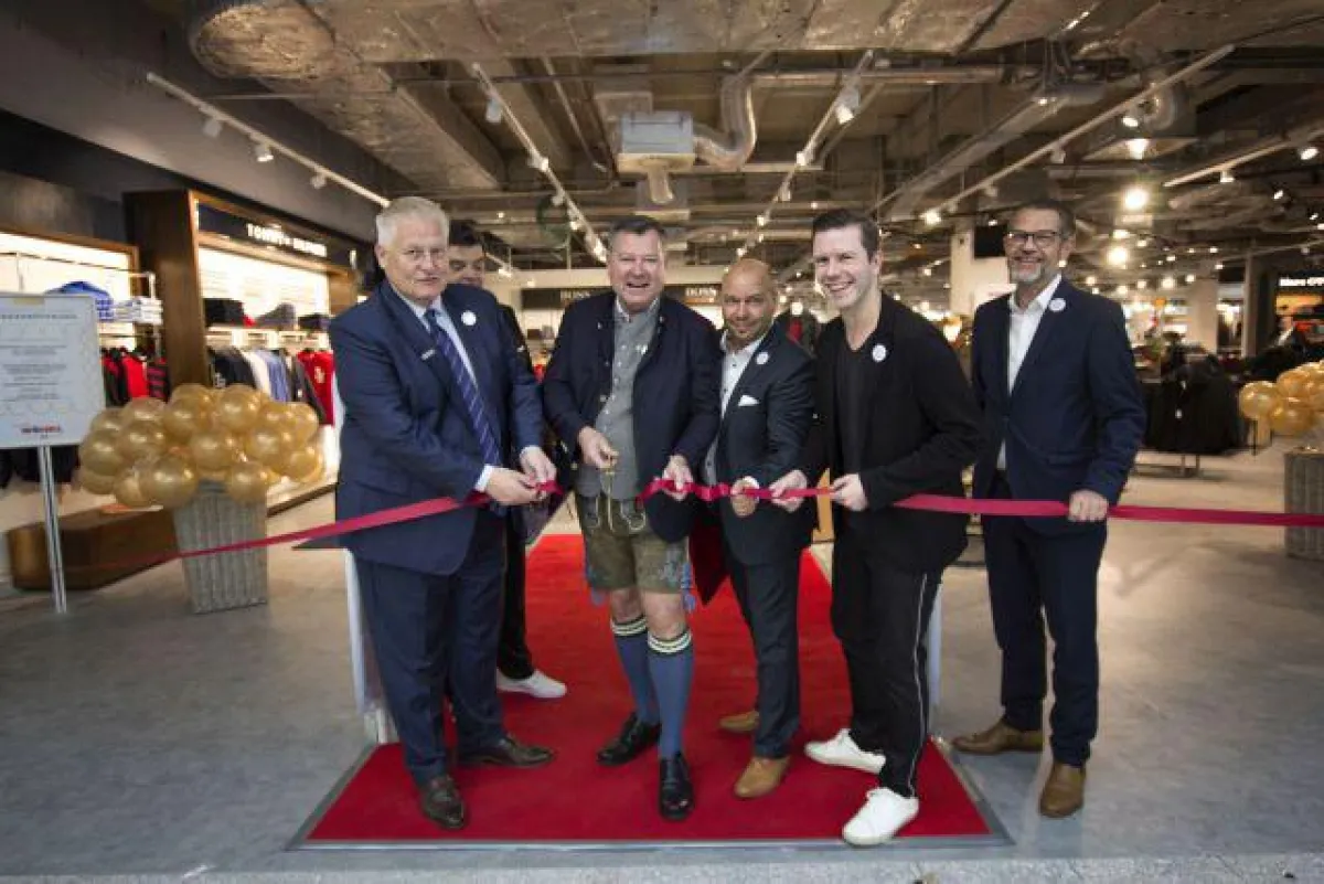 Josef Schmid (3.v.l.), Christian Greiner (5.v.l.)