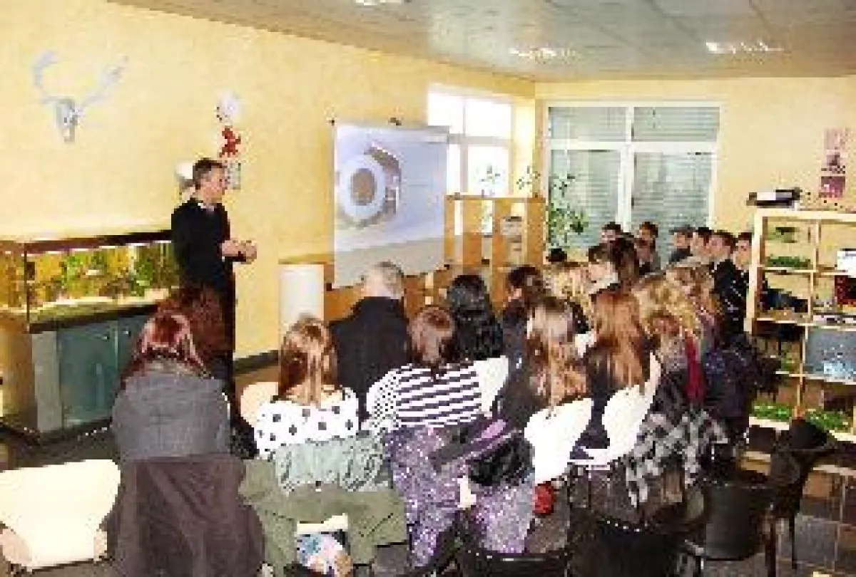 Agenturinhaber André Schwind präsentierte den Schülern der Glasfachschule Rheinbach die SCHWIND’Agentur für Zukunftskommunikation.