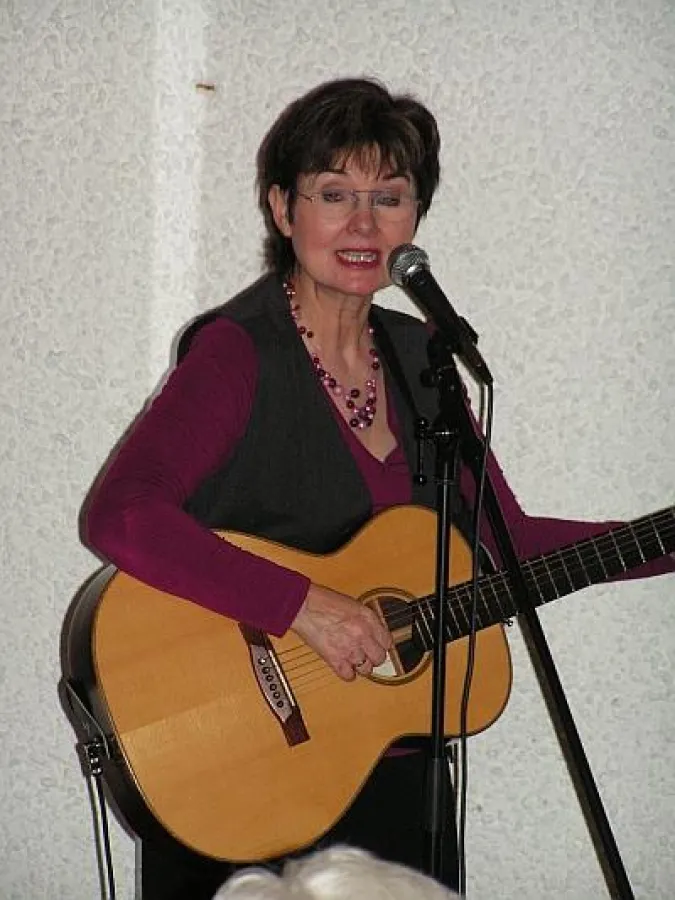 Liedermacherin Traudel Kern präsentierte im Jugenddorf ihre selbstgeschriebenen Chansons in pfälzischer Mundart (Bild: wort.laut).