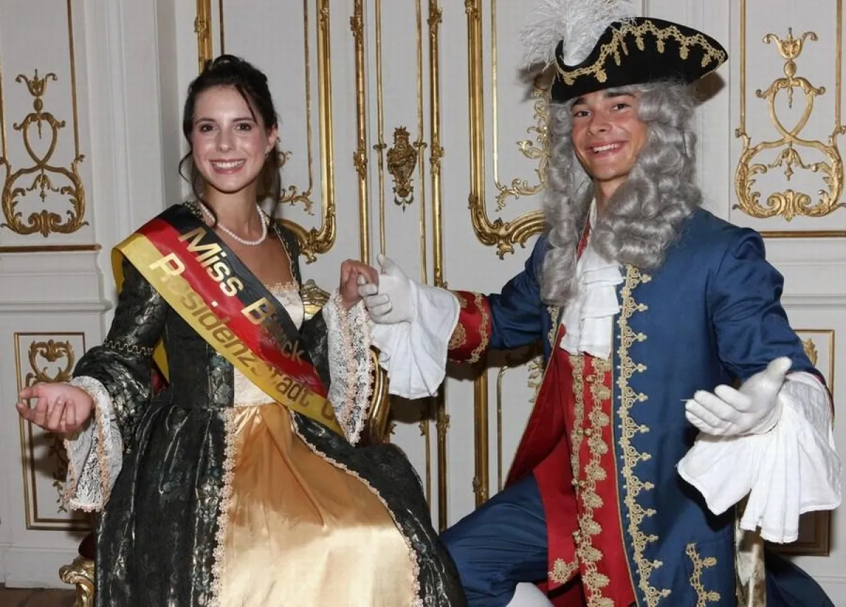 Foto (Andreas Dornheim)  Hofmarschall Rudolf von Schwatzburg und Miss Barock Deutschland 2009 laden zum Barockfest ein.
