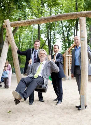 Bild: Offenbach - Oberbürgermeister Schneider nimmt Spielplatz-Spende der Deutschen Reihenhaus entgegen