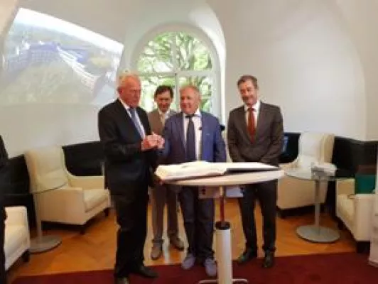 Bild: Kooperation der FAKT AG und dem ungarischen Unternehmen KÉSZ nun offiziell