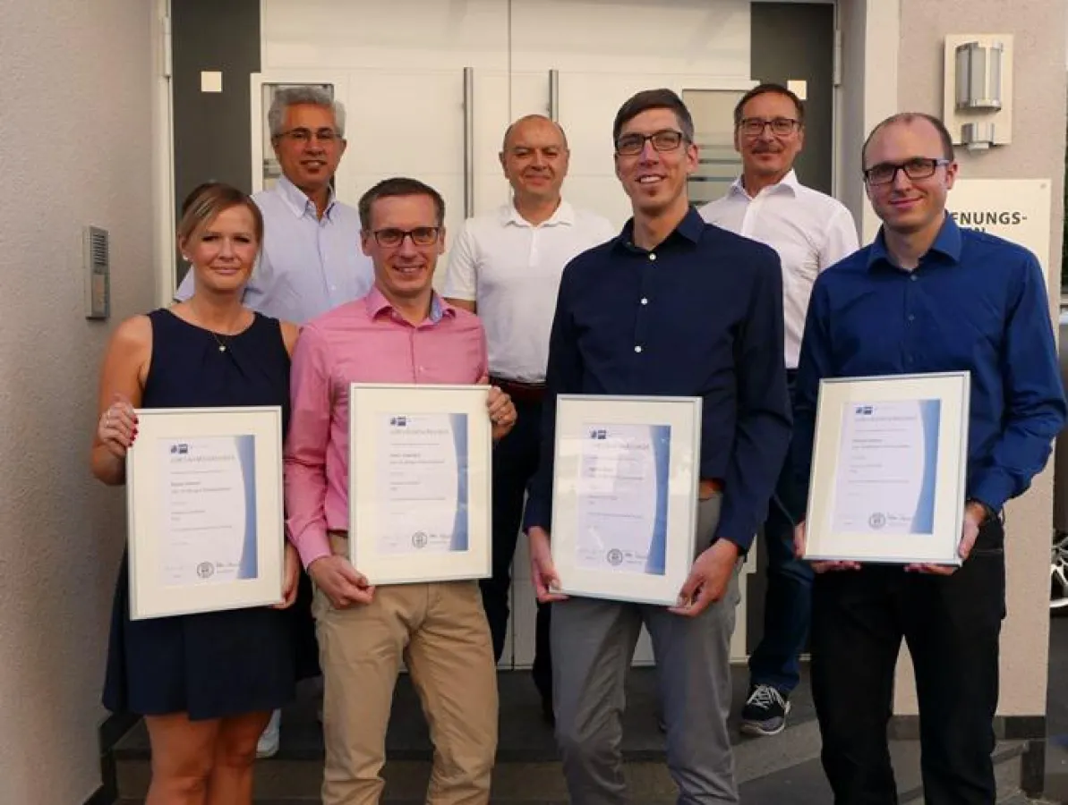 Vier Mitarbeiter der Computer-L.A.N. GmbH feiern ihr Arbeitsjubiläum