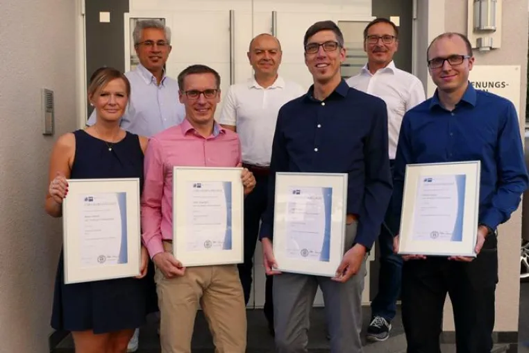 Bild: Computer-L.A.N. ehrt vier Mitarbeiter für langjährige Betriebszugehörigkeit