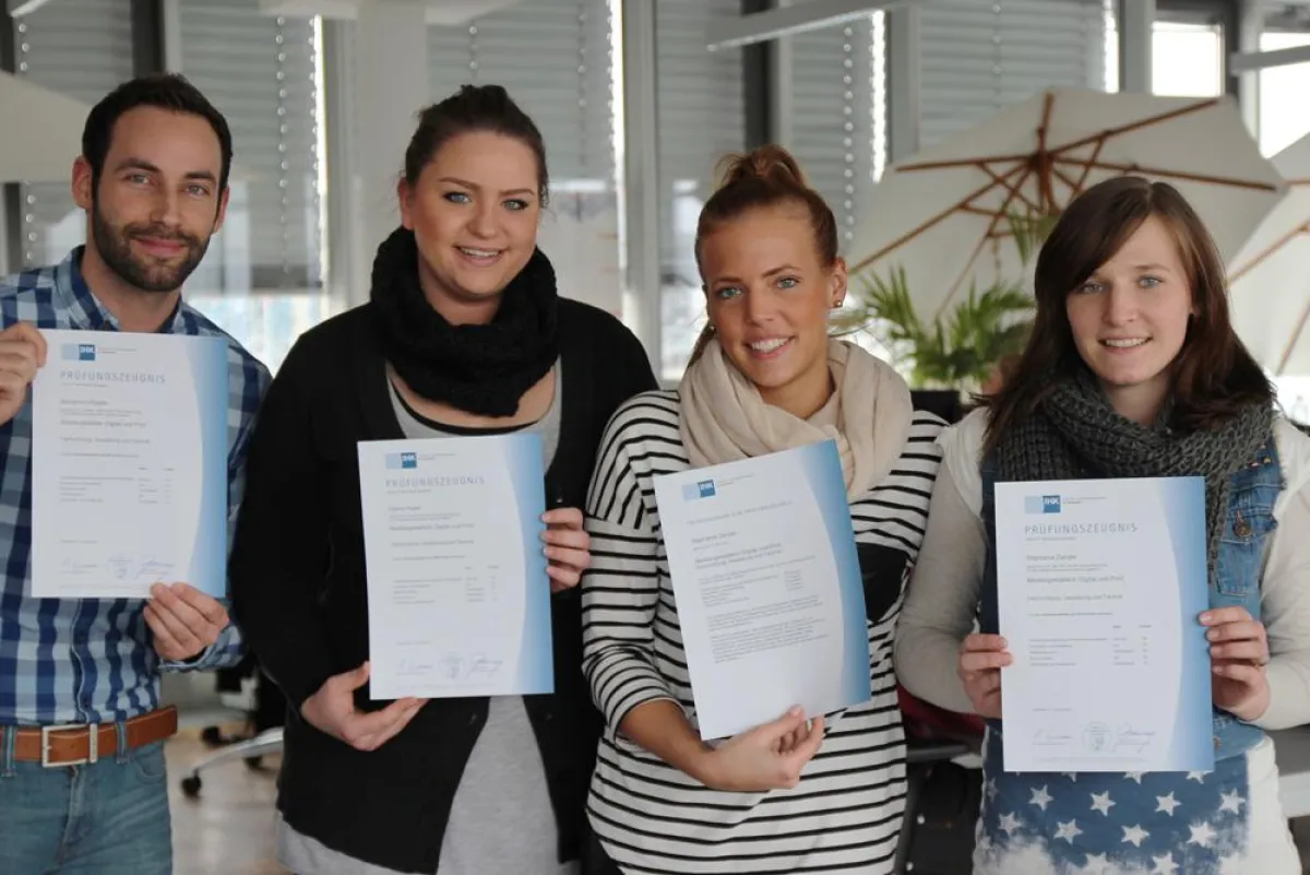Stolz präsentieren die frisch gebackenen Mediengestalter Digital und Print ihre Prüfungszeugnisse.