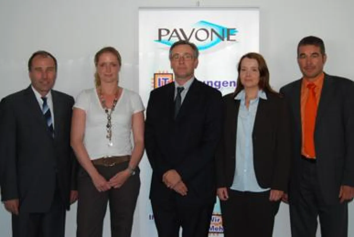 Von Links: Jürgen Zirke (PAVONE AG), Ulrike Egging (AedifiComm), Frans Spruit (AedifiComm), Karin Michels (PAVONE AG), Artur Habel (PAVONE AG)