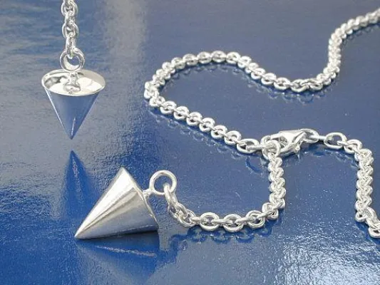 Wochen-Illustrierte DIE NEUE FRAU präsentiert den Silber-Pendelanhänger von Bossert-Schmuck Bild: Wochen-Illustrierte DIE NEUE FRAU präsentiert den Silber-Pendelanhänger von Bossert-Schmuck