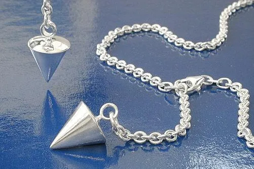 Wochen-Illustrierte DIE NEUE FRAU präsentiert den Silber-Pendelanhänger von Bossert-Schmuck Bild: Wochen-Illustrierte DIE NEUE FRAU präsentiert den Silber-Pendelanhänger von Bossert-Schmuck