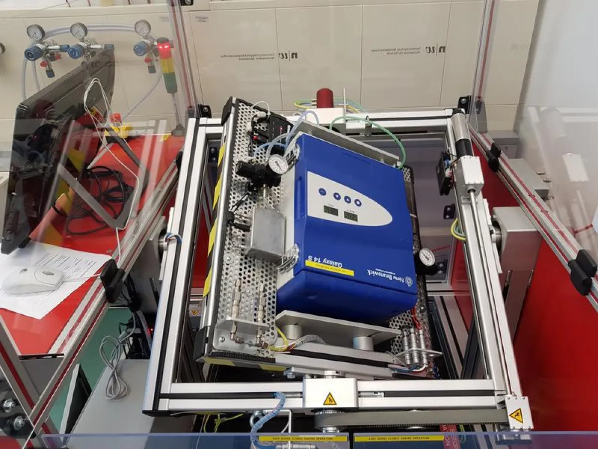 Der Inkubator, in dem sich die Zellkulturen befinden. (Foto: Dr. Marcus Krüger/Universität Magdeburg)