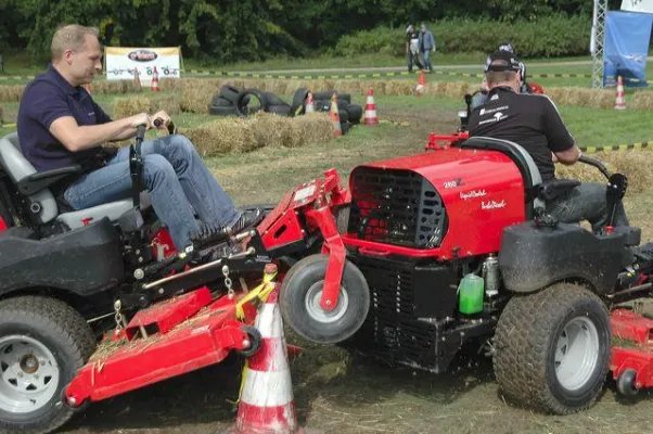 Bild: Die „Formel 1 der Finanzbranche“: Über 150 Teilnehmer bei der ZeroTurn Trophy 2007 in Schloss Fleesensee