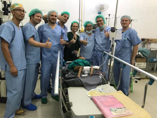 Bild: Sechs Stunden Operation für einen Chirurgen und ein neues Leben für ein Kind