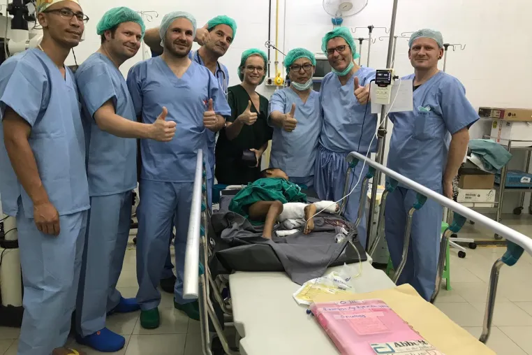 Bild: Sechs Stunden Operation für einen Chirurgen und ein neues Leben für ein Kind