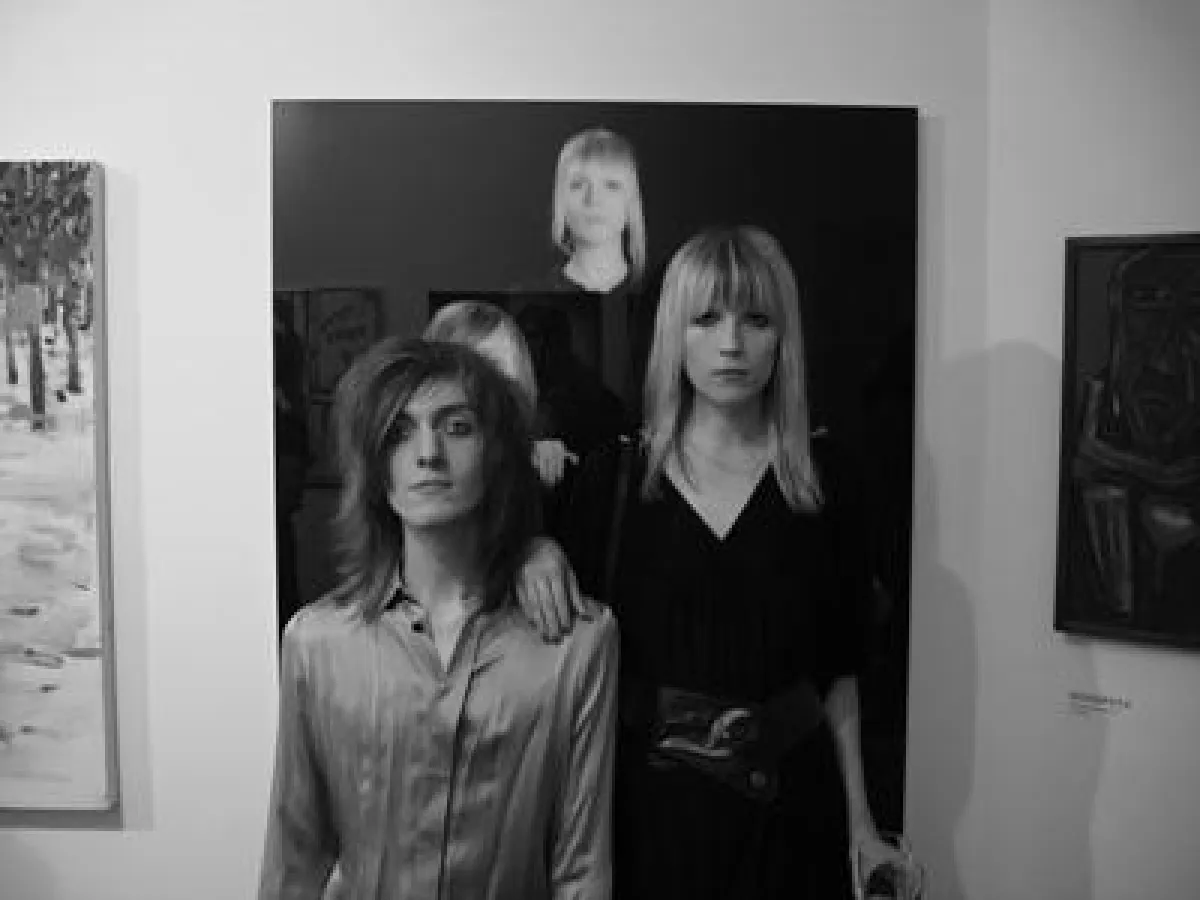Die Modelle Esther und Alex vor dem Foto von Florian Japp in der Ausstellung 49 Meisterwerke