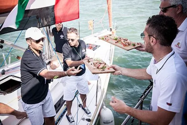Bild: S.Pellegrino lasst junge Kochtalente bei Segelregatta um die Wette kochen