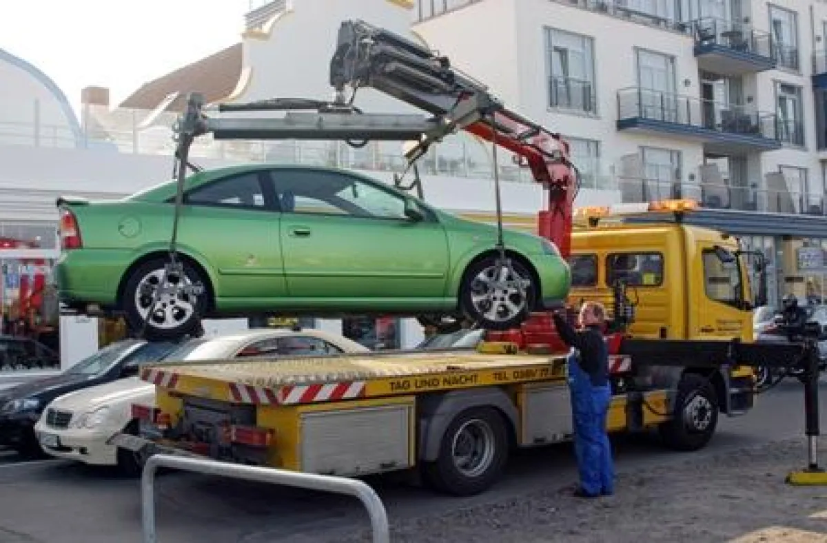 Foto: HUK-Coburg; Ist ein Einbruch in ein Auto verübt worden, kann die Polizei es zum Schutz des privaten Eigentums abschleppen lassen. Die Abschleppgebühren sind in dem Fall Folgekosten eines Kaskosc