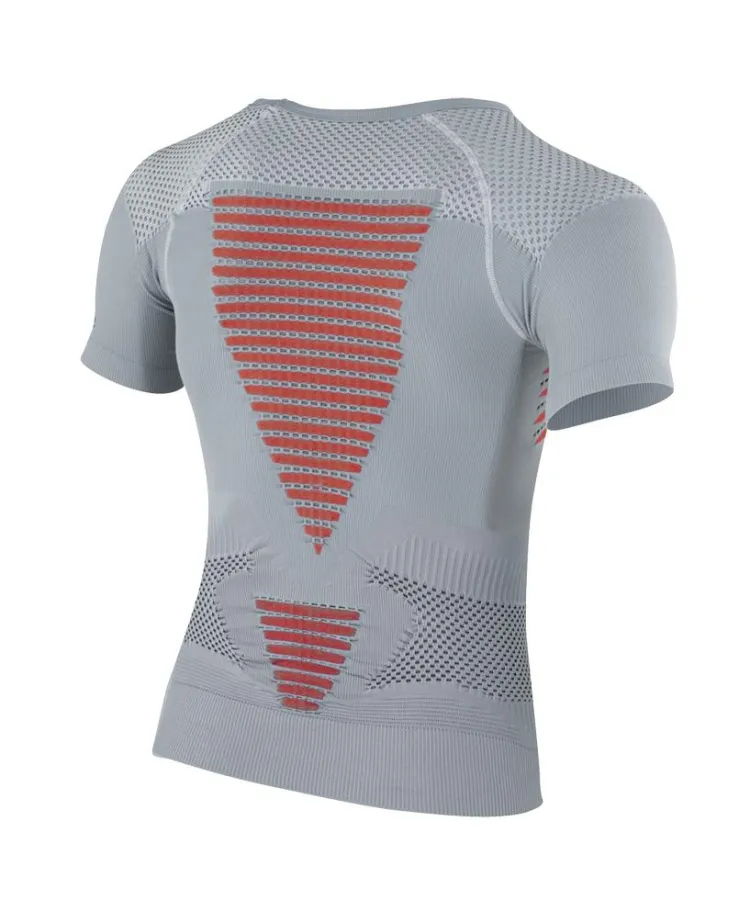 Die aufwendig gestrickten Polster an Schulter und Rücken der X-Bionic Trekkingwäsche verteilen den Druck von Schulter- und Brustgurt bei gleichzeitiger Hinterlüftung. In Rot: das klimatisierende 3D-Bi