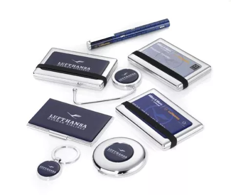 Bild: Der Kranich hat einen neuen Landeplatz: Lufthansa-Reise-Accessoires by TROIKA