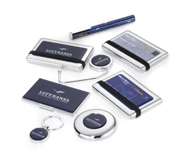 Bild: Der Kranich hat einen neuen Landeplatz: Lufthansa-Reise-Accessoires by TROIKA