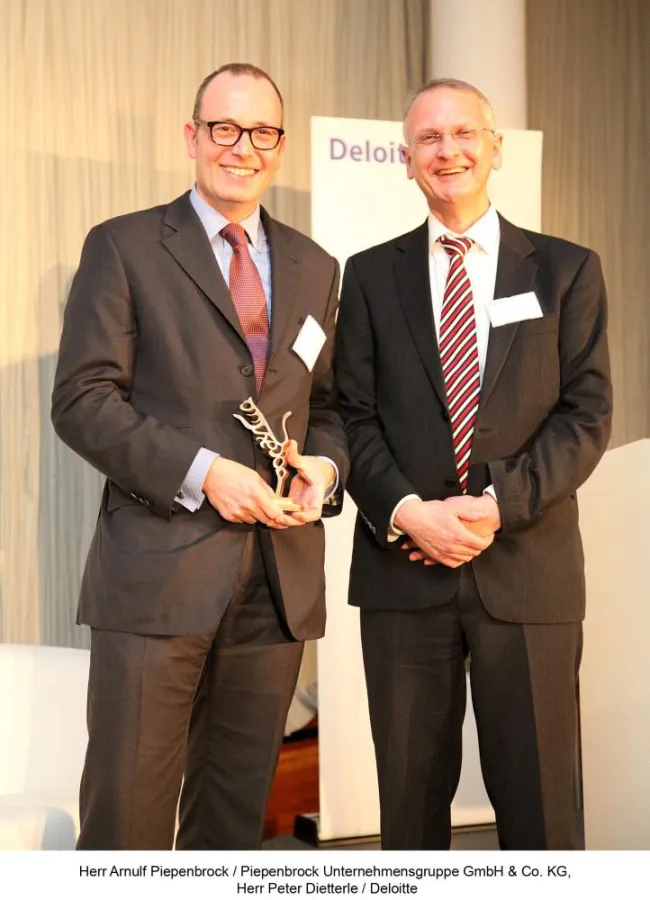 Arnulf Piepenbrock (l.), nahm den Axia-Award aus den Händen von Peter Dietterle, in Empfang.