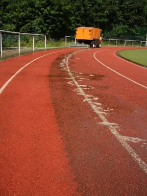 Bild: Sanierung von Laufbahnen und Spielfeldern ist oft sinnvoller als Neubau