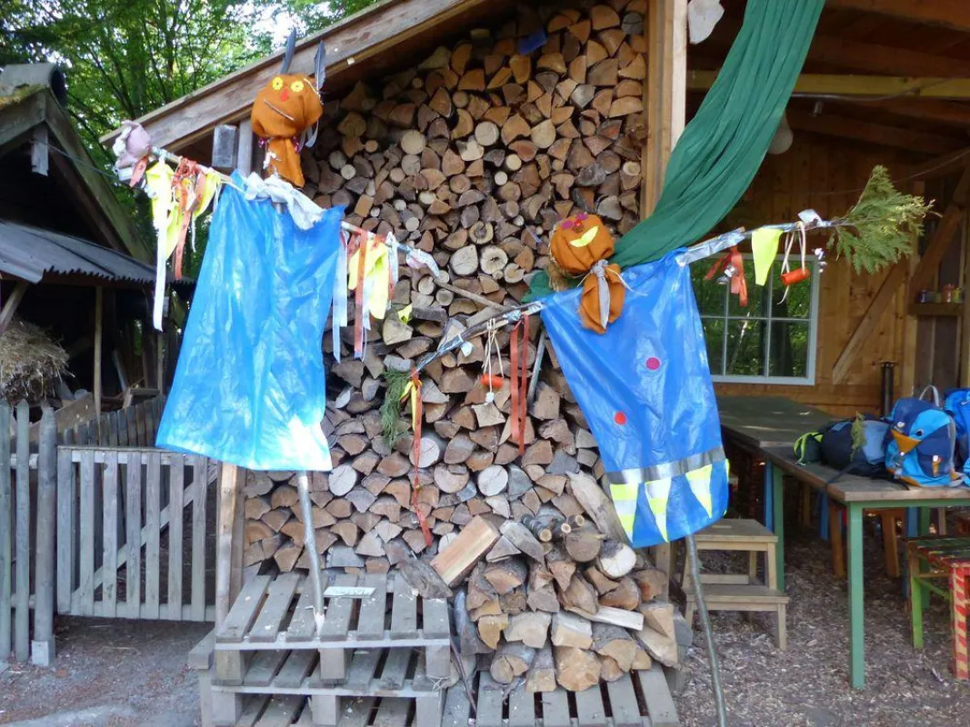 Rehscheuchen vergrämen Rehgeiß und -kitze am Mahdtag aus der Wiese