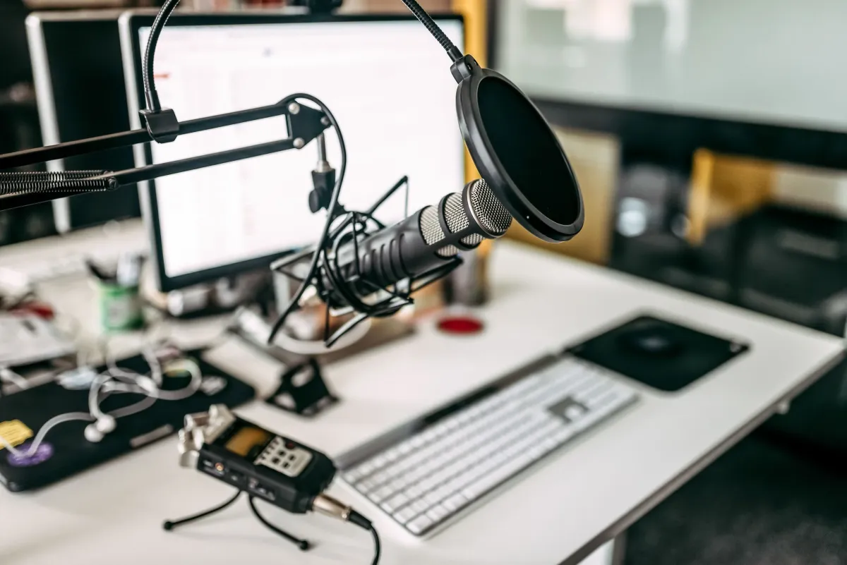 Arbeitsplatz für Podcast Erstellung (© Adobe Stock / bnenin #219318235)