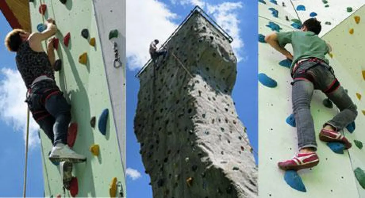 Jugendliche einer Maßnahme der Kolping Akademie erklimmen den Kletterturm