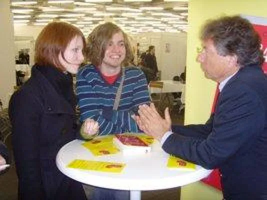 Bild: Studieren lohnt und zahlt sich aus - Ziele finden und Stärken erkennen mit Carl