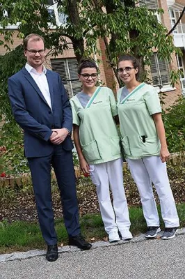 Bild: Drei neue Auszubildende an der Asklepios Orthopädischen Klinik Lindenlohe