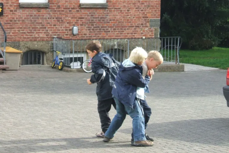 Wie man Kinder vor Mobbing schützt Bild: Wie man Kinder vor Mobbing schützt