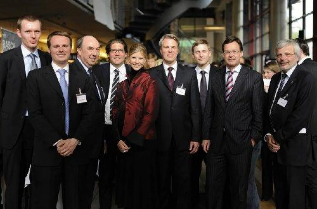 Von links: Henning Gutzmann, Jan-Oliver Kliemann, Wolfram Birkel, Felix Hentzen, Gesa Schöning, Heiko Schöning, Andreas Matzke, Senator Axel Gedaschko, Dr. Helmut Thamer