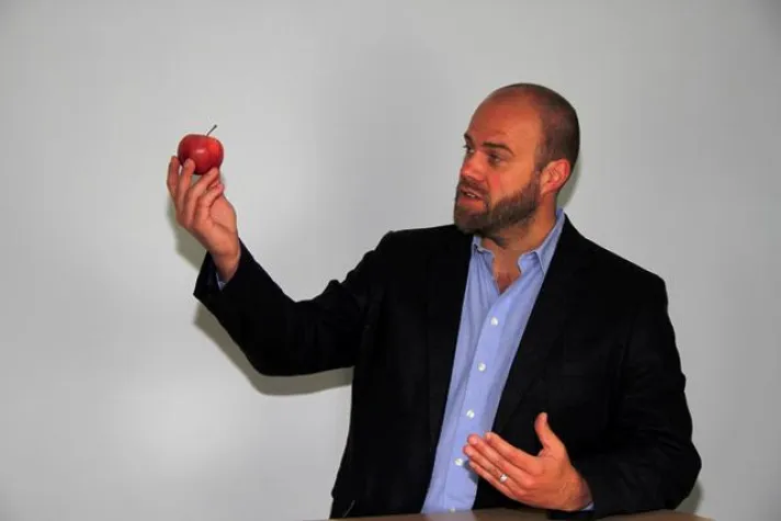 Bild: Der Schamanische Coach Constantin Bachfischer bei der VHS in Kempten