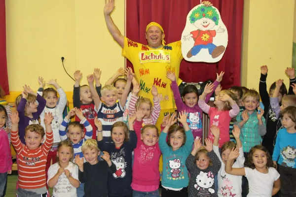 Bild: inMedias Kommunikation bringt das Lachen in die KiTas und Grundschulen: die Lachulus Tour 2021