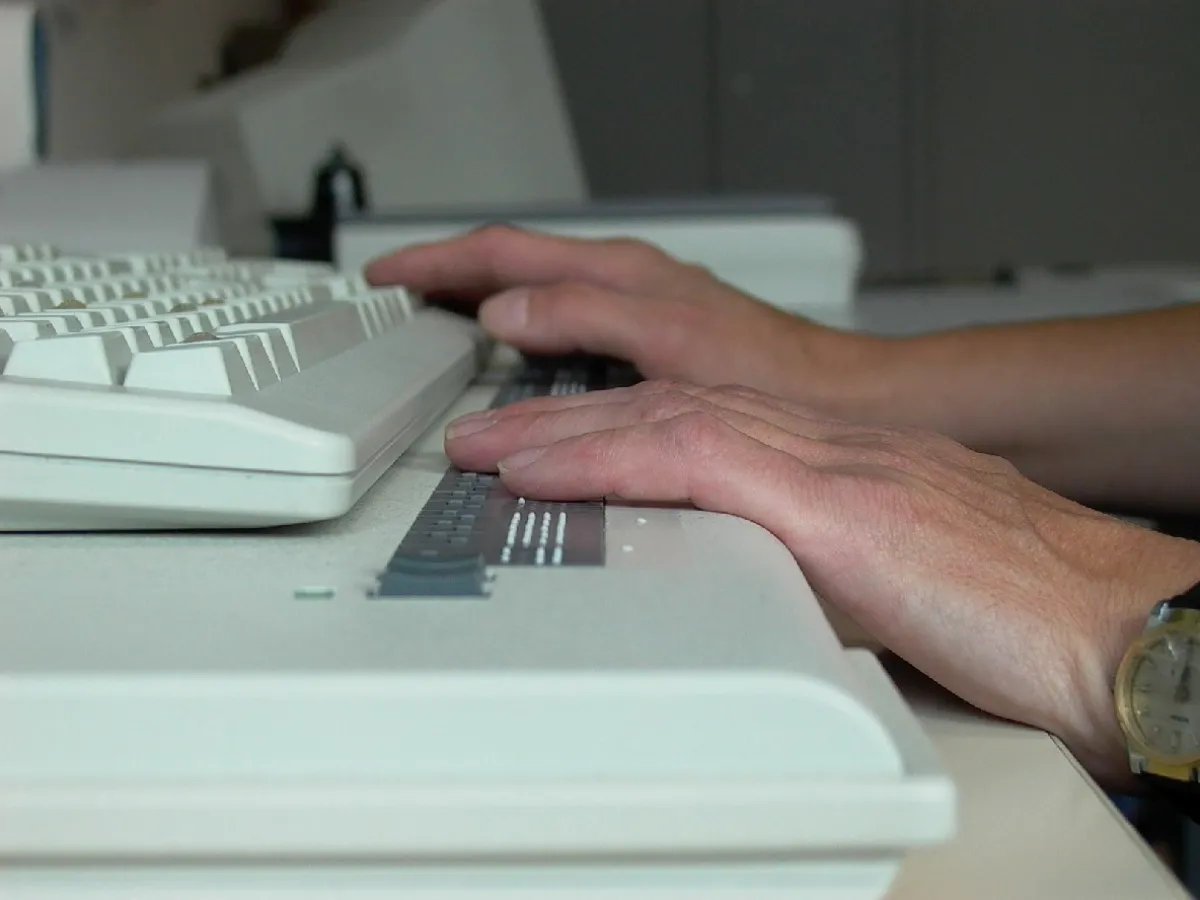 Blinde Menschen erfassen Bildschirminhalte mit Hilfsmitteln wie Sprachausgabe und Braillezeile. Damit das funktioniert, müssen Internetseiten barrierefrei sein.