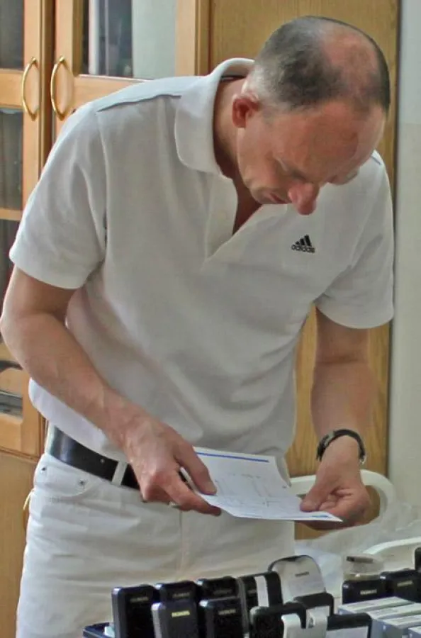 Hörgeräteakustikermeister Lennard Lemke aus Neu-Ulm sucht die passenden Hörgeräte aus.