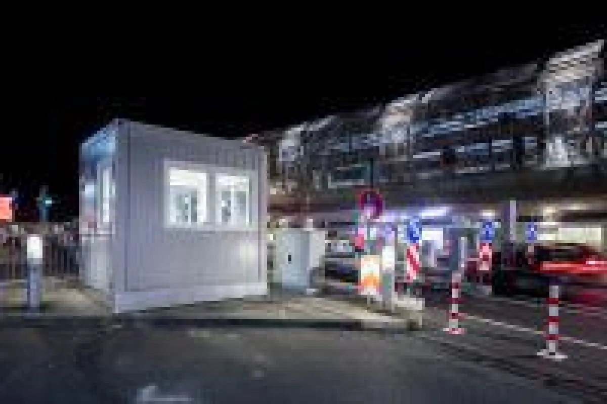 Im ELA Pförtnercontainer am Flughafen Düsseldorf behalten die Mitarbeiter den Parkbetrieb im Blick.