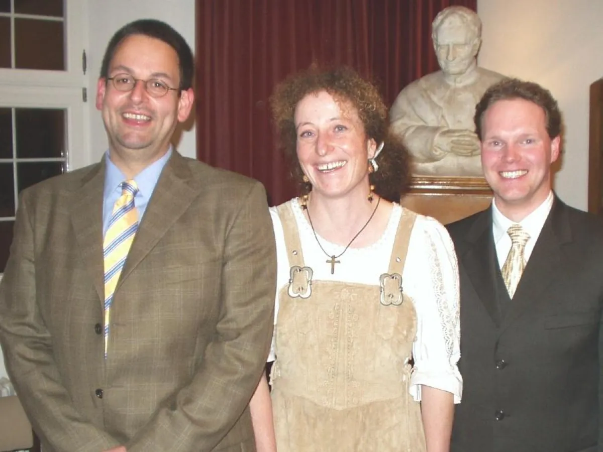 Die frischgebackenen Diplom-Theologen, v.l.n.r.: Robert Seisenberger, Claudia Neudegger, Phillip Pfeilstetter