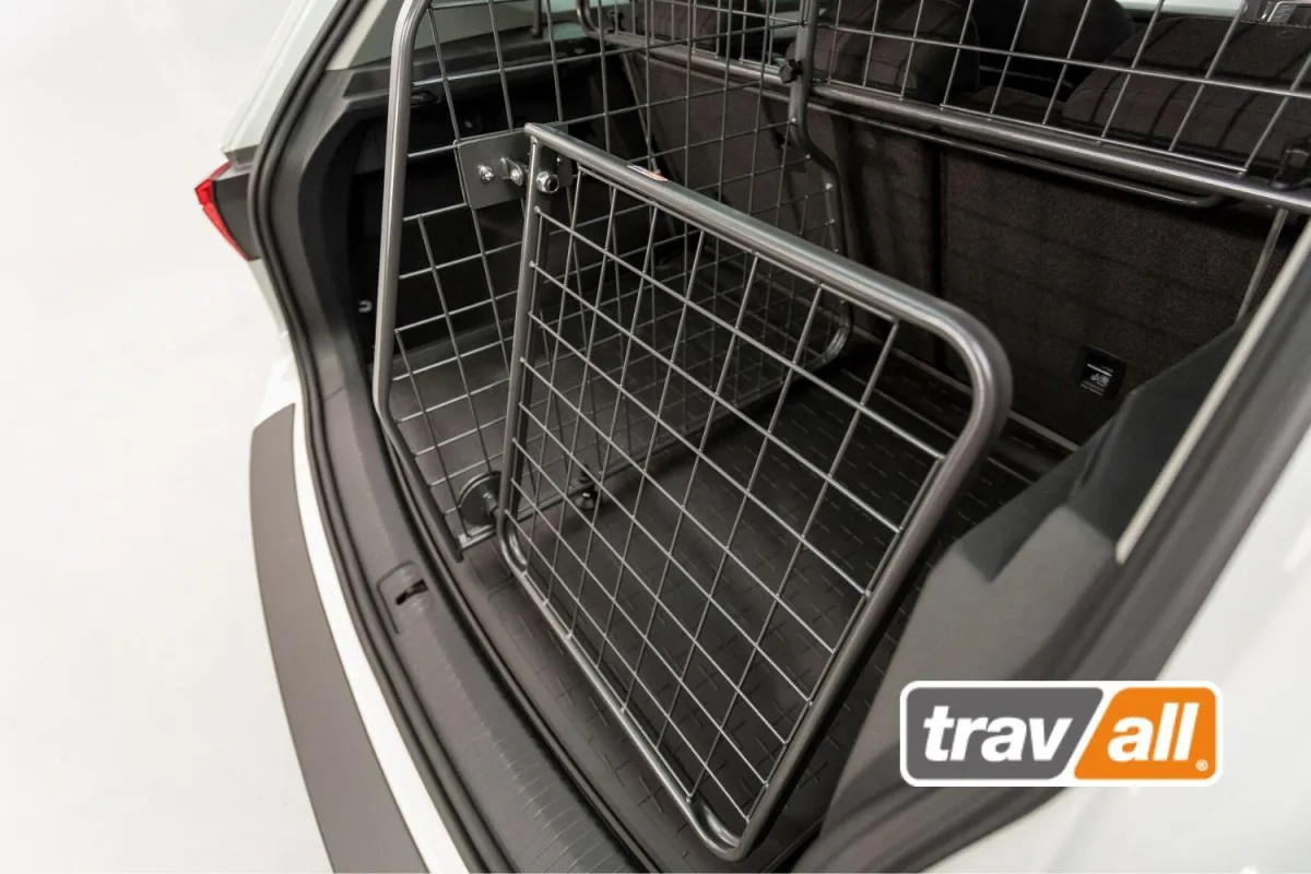Durch ein Gitter-Set werden Hunde effektiv im Auto gesichert. © Travall