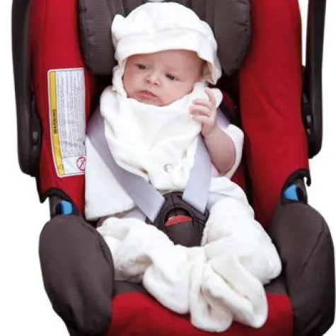 Bild: Mit dem Baby „on Tour“: Das Reise-Mäxchen von Alvi schützt das Kind vor Zugluft