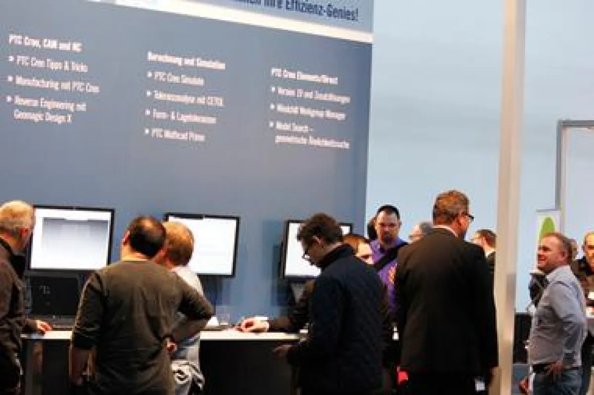 Besucher informieren sich am INNEO-Stand über das Produktportfolio