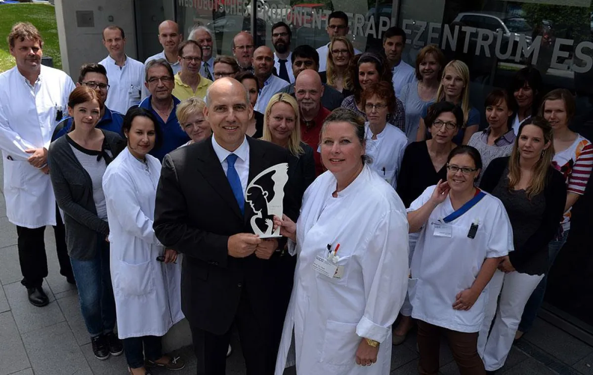 Das Team des WPE freut sich gemeinsam mit Prof. Dr. mult. Eckhard Nagel & Prof. Dr. Beate Timmermann