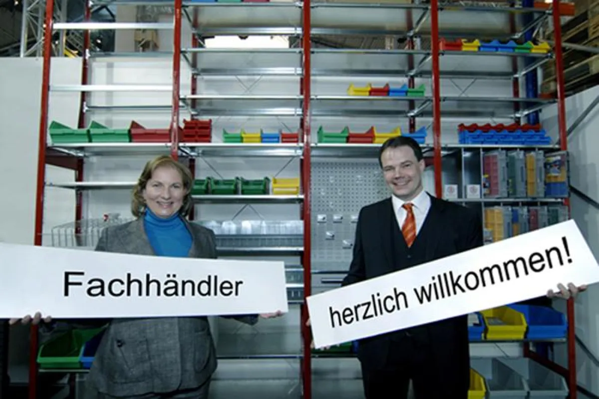 Geschäftsführerin Andrea Schulte und Vertriebsleiter Oliver E. Poinke heißen Fachhändler willkommen