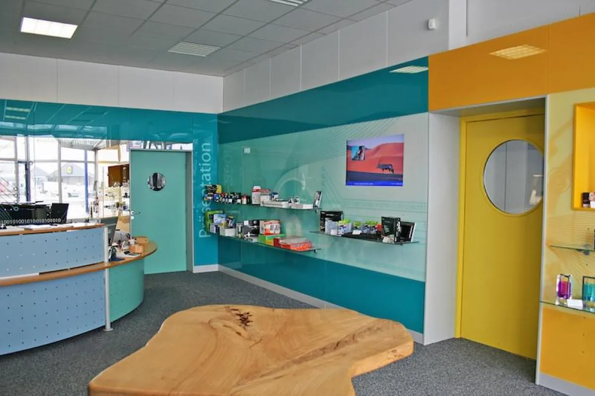 Das neue Laden-Design von Matrisotto in Weißenhorn überzeugt durch hochwertige Glasoptik.