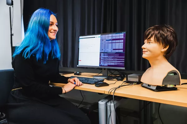 Bild:  Wie uns der Roboter sympathisch wird: Forschende arbeiten an personalisierten Stimmen für humanoide Roboter 