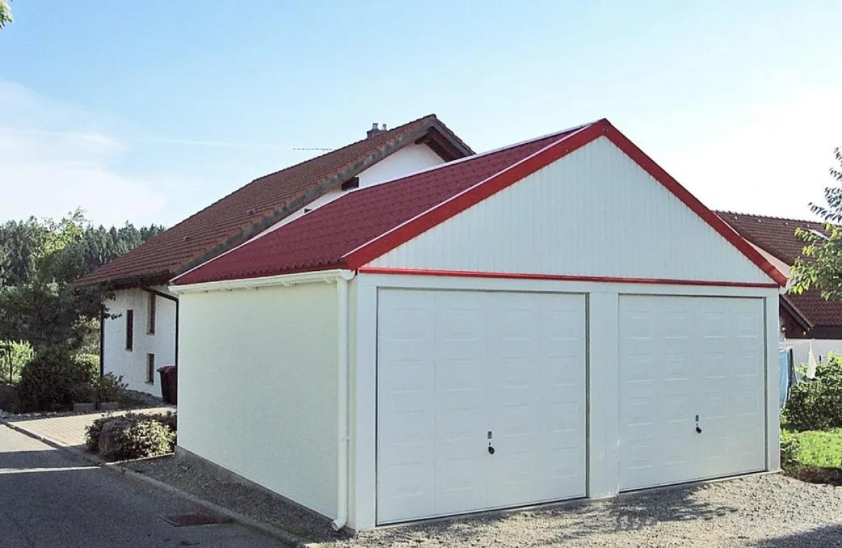 Eine Garage mit Satteldach bietet zusätzlichen Stauraum und verschönert die Garage auch optisch. Bild: tdx/MC-Garagen