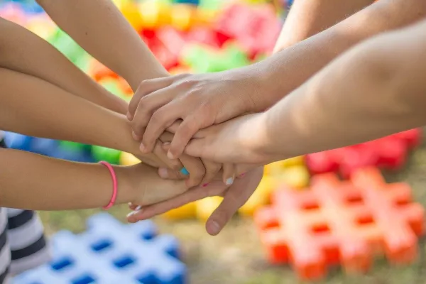 Bild: Neujahrsspende für Straßenkinder – auch von den Kindern der Familie