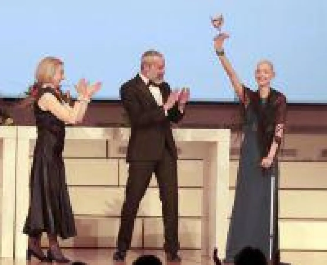 Preisträgerin Sabine Aurélia mit Gedeon Burkhard, Ute Möbus und Cherno Jobatey bei Ihrer emotionalen Dankesrede